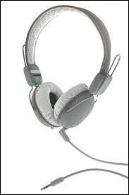 En 1987, quel chanteur a sorti un album appelé "Entre gris clair et gris foncé" ?