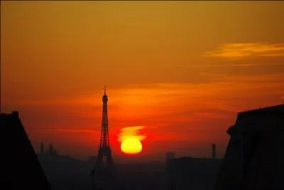 "Il est cinq heures Paris s'éveille". Qui est l'interprète de cette chanson ?