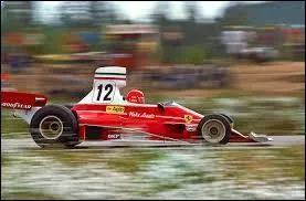 Avec quelle voiture est-il champion du monde en 1975 ?