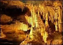 Une stalagmite se forme sur le sol, et une stalactite se forme au plafond.