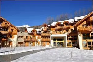 L'adret désigne les versants d'une vallée de montagnes qui bénéficient de la plus longue exposition au soleil.