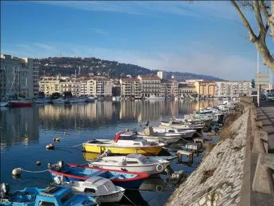 Dans quel département est située la ville de Sète ?