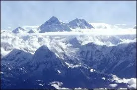 L'Himalaya est une chaîne de montagnes qui possède le plus haut sommet du globe. Comment s'appelle ce mont et quelle est sa hauteur ?