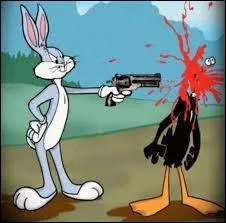 Bien qu'il se fasse exploser le minois par Bugs Bunny, vous avez sans aucun doute reconnu ce célèbre canard des créations Warner Bros., il s'appelle :