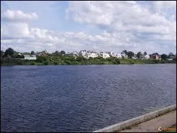 Le plus long fleuve d'Europe termine son parcours de plus de 3500 km à travers la Russie en se jetant dans la mer : ..