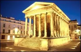 A l'époque romaine, qu'était "La Maison Carrée" édifiée au début du 1er siècle à Nîmes, dans le Gard.