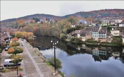 Dans quel département est située la ville d'Argentat ?
