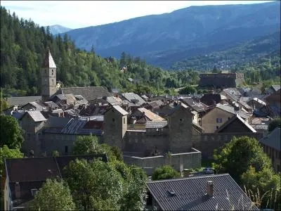 Votre frère Ludovic vous a envoyé une belle carte postale de Colmars où il est en vacances, dans quel département est-il ?