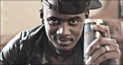 Quel est cet autre clip au début duquel il marche dans un couloir ?