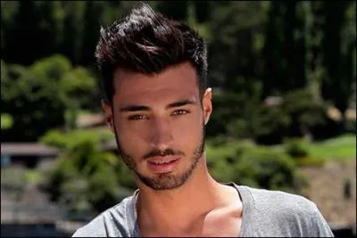 Et comment s'appelle cet homme avec des yeux magnifiques ?