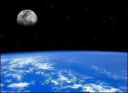 Combien de kilomètres séparent la Lune de la Terre dans le Système solaire ?