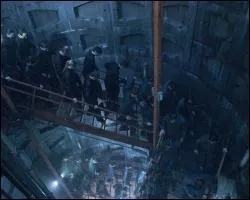 Grâce à qui le district 13 sait-il qu'il va y avoir un bombardement ?