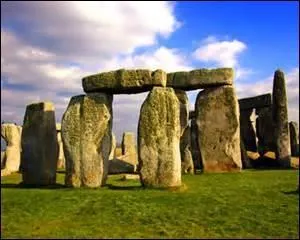 Dans quel pays peut-on découvrir le site de Stonehenge ?
