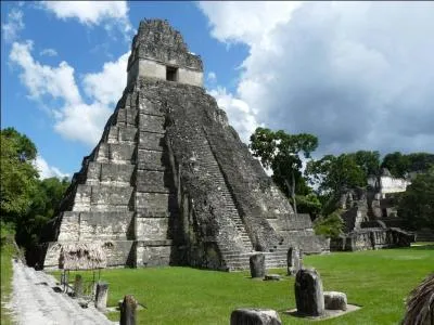 Dans quel pays se trouve la cité antique de Tikal ?