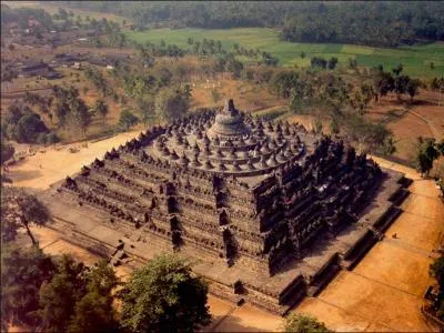 Sur quelle île le temple de Borobudur se situe-t-il ?