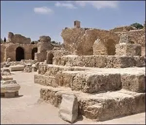 A côté de quelle ville se trouve l'ancienne cité punique de Carthage ?