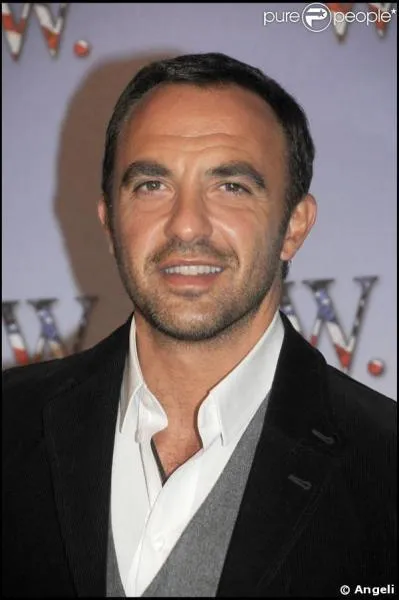 L'émission "Les Douze Coups de midi" est présentée Nikos Aliagas.