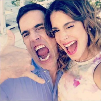 Avec qui le père de Violetta sort-il ?