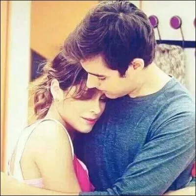 Avec qui Violetta sort-elle ?