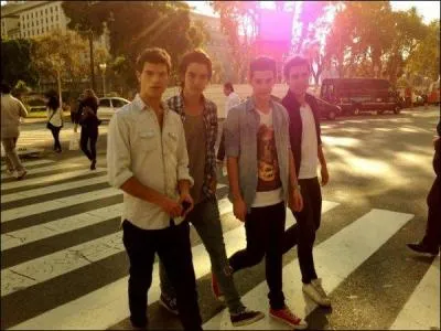 Quel est le point commun entre ces 4 garçons dans leur tenue vestimentaire ?