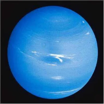 La planète Neptune est de couleur orange.