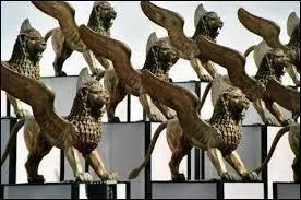 Lors de quel festival annuel du cinéma décerne-t-on les "Lions d'or" ?