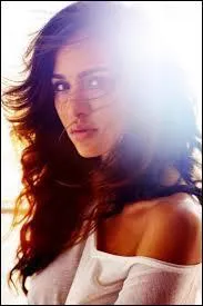 Comment s'appelle cette jolie fille ?