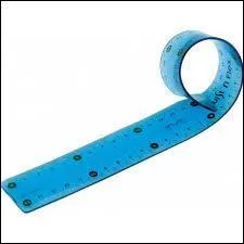 Comment s'appelle la distance entre le sommet et la base d'une pyramide ?