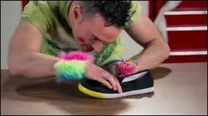 Un ébéniste est une personne qui fabrique ou répare des chaussures.