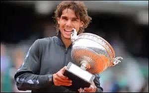 En tennis, Rafael Nadal a remporté plus de tournois du Grand Chelem que Pete Sampras.