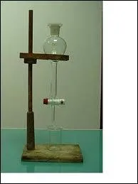 Qu'est-il important de faire lors de la manipulation d'espèces chimiques dans une ampoule à décanter ?