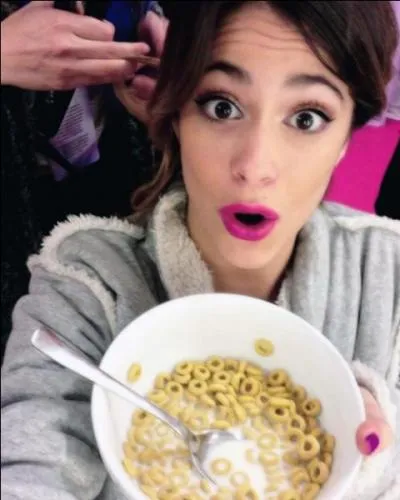 Tini est actrice, danseuse, serveuse et mannequin.