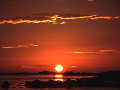 Combien de temps la lumière du soleil met-elle pour nous parvenir ?