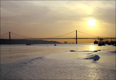 Des fenêtres de quelle capitale voit-on couler le Tage ?