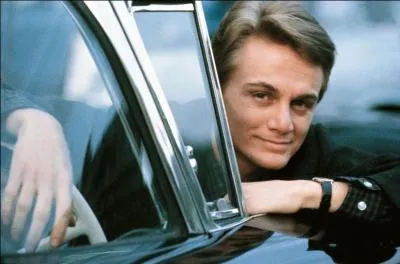 Quelle revue érotique a été crée par Claude François ?