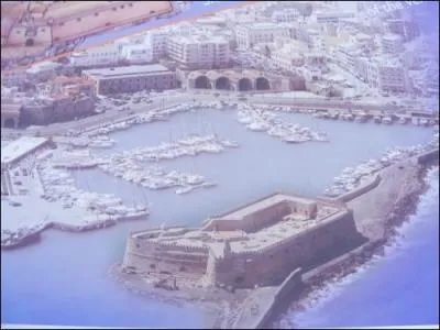 Comment se nomme justement le port d'Athènes ?
