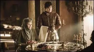 Comment surnomme-t-elle les deux gardes jumeaux qui lui tiennent compagnie ?