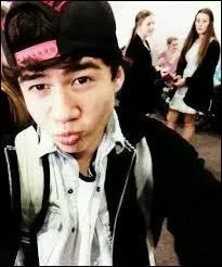 Sur le bras droit de Calum qu'est-ce qui est écrit ?