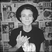 Le nom complet d'Ashton est :