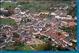 Nous survolons la ville picto-charentaise de Saint-Gervais-les-Trois-Clochers. Nous sommes dans le ciel du département ...