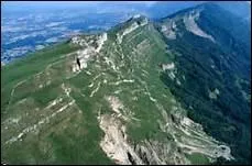 Dans quel département français se trouve le Crêt de la Neige ?