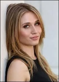 Que fait ce personnage à son amie lors de ses anniversaires ?