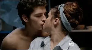 Est-ce que ces personnages doivent cacher leur relation amoureuse ?