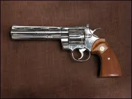 Qui le menace avec une arme ?