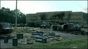 Que découvre-t-il sur le sol, quand il sort d'où il venait ?