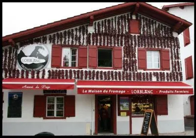 Quelle commune d'Aquitaine est célèbre pour son piment ?