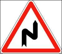 Que signale ce panneau routier de danger ?