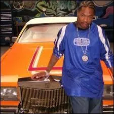 Dans l'émission "Pimp My Ride" sur MTV, le rappeur Xzibit présentait les voitures remises en état par les mécanos du **st Coast Customs.