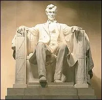 Le Lincoln Memorial construit en marbre blanc a été inauguré en 1922 en l'honneur du 16e président des Etats-Unis...