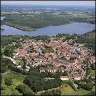 Voici une vue de Condé-sur-l'Escaut. Ville du Nord-Pas-de-Calais fortifiée par Vauban, elle se situe dans le département ...